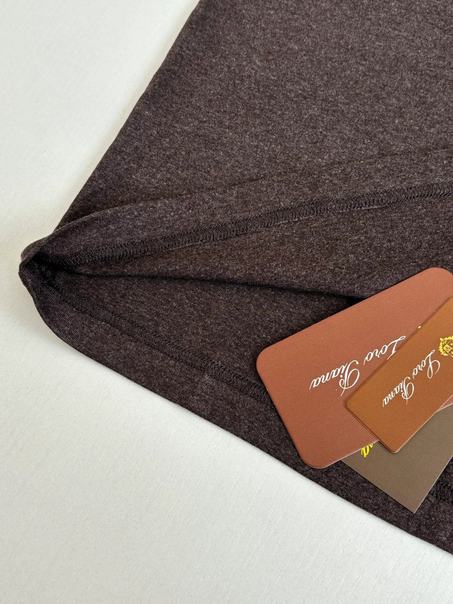 Loro Pian LP brand logo embroidered small label short-sleeved T-shirt. The fabric is made of 67% Tencel, 27% acetate, 6% Lycra spandex. It uses the same imported German embroidery machine as the original version to achieve millimeter-level restoration. Size: S/M/L/XL